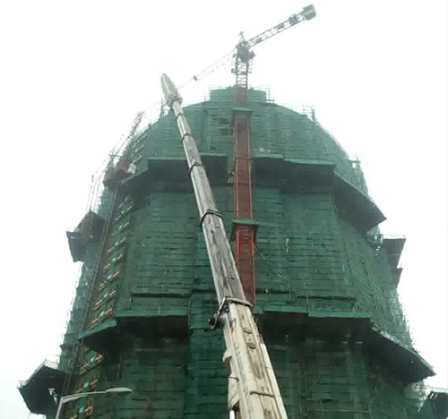 潞城吊车在工地上作业